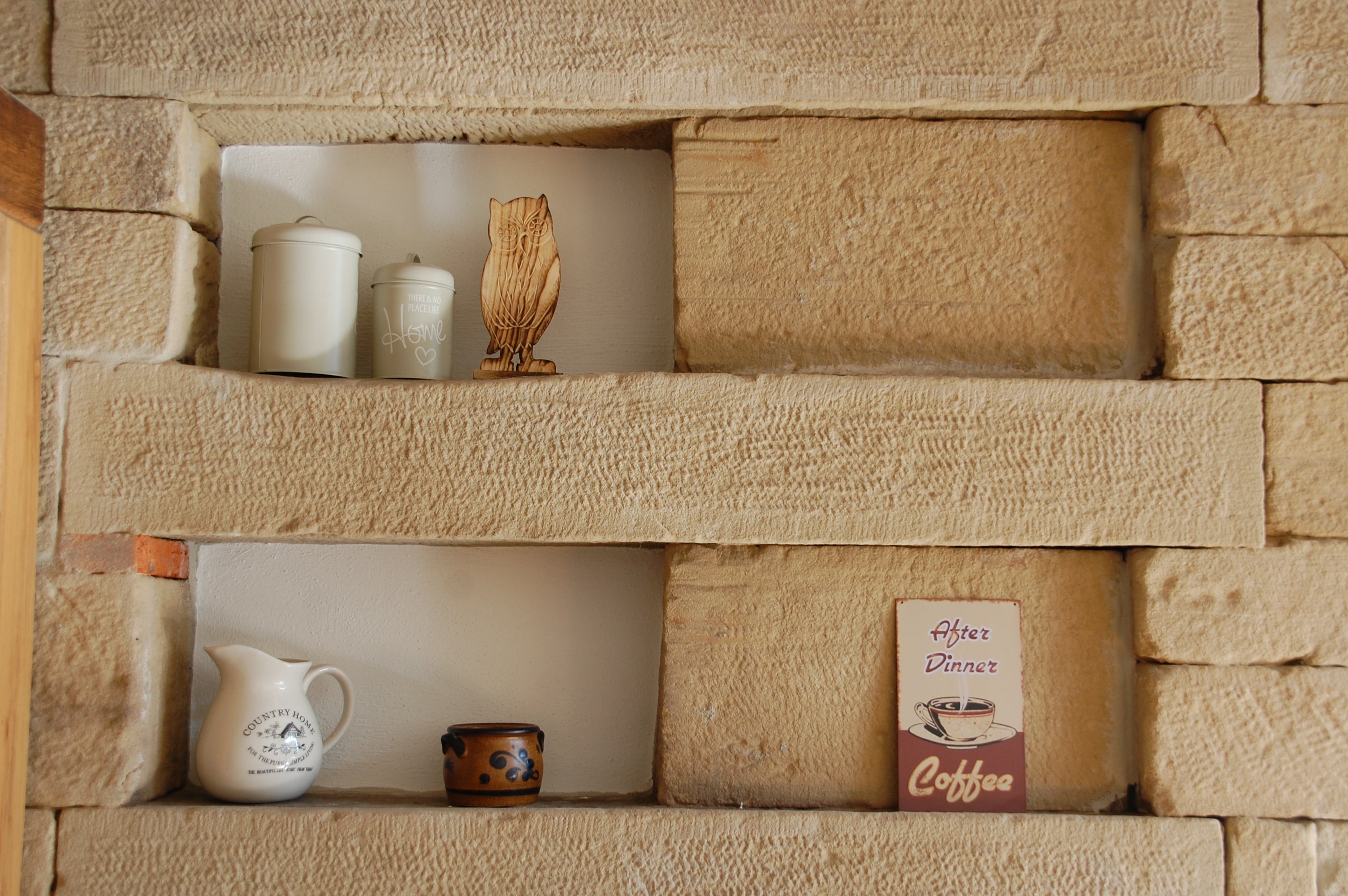 Sandsteinwand in der Wohnung mit Dekoration
